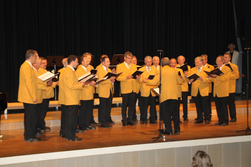 Der Liebherr-Chor bei seinem Auftritt in der Lindenhalle